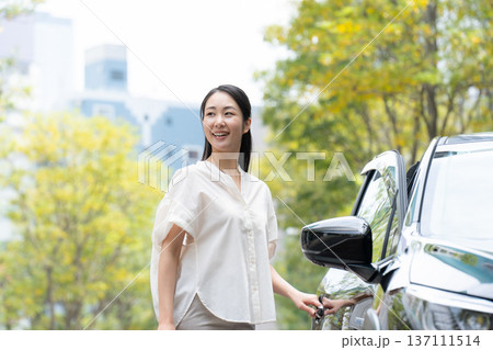 女性 車 初夏 女性 車 初夏 137111514