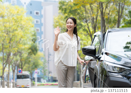 女性　車　初夏 137111515