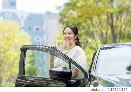 女性 車 初夏 女性 車 初夏 137111523