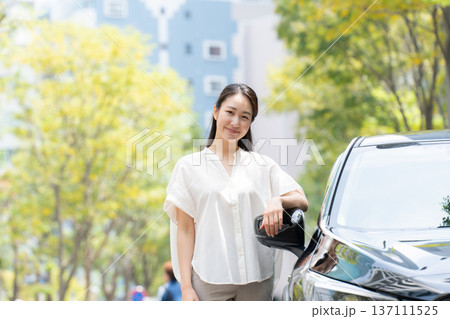 女性 車 初夏 女性 車 初夏 137111525