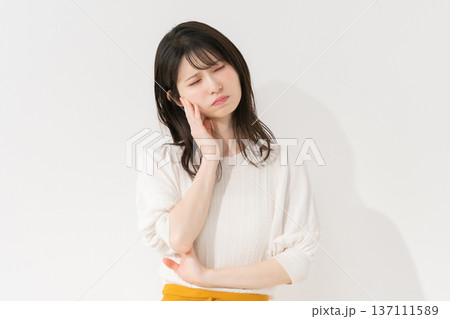 ミドル女性　悩む 137111589