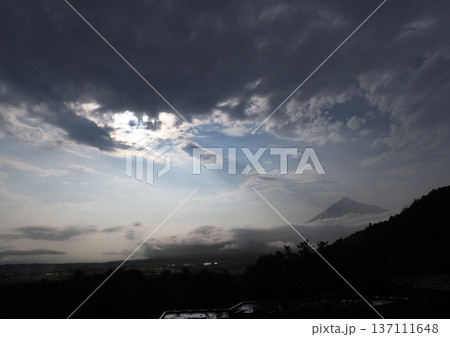 初夏の午後、暗雲から太陽の光が磐梯山に放射状に広がり幻想的で綺麗だ。 137111648