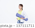 ヨガマットを持つ若い女性 137111711