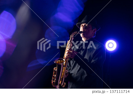 サックスを吹く男性　ライブ 137111714