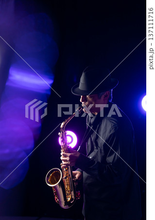 サックスを吹く男性 ライブ サックスを吹く男性 ライブ 137111716