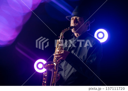 サックスを吹く男性　ライブ 137111720