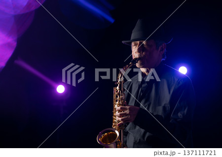 サックスを吹く男性　ライブ 137111721