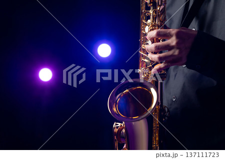 サックスを吹く男性 ライブ サックスを吹く男性 ライブ 137111723