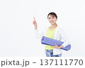 ヨガマットを持つ若い女性 137111770