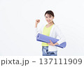 ヨガマットを持つ若い女性 137111909
