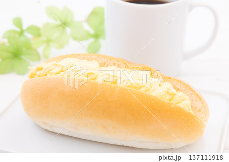 おいしいタマゴサンドとホットコーヒーのモーニング おいしいタマゴサンドとホットコーヒーのモーニング 137111918