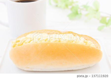 おいしいタマゴサンドとホットコーヒーのモーニング おいしいタマゴサンドとホットコーヒーのモーニング 137111920
