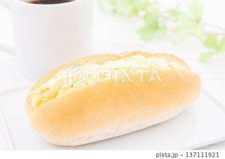 おいしいタマゴサンドとホットコーヒーのモーニング 137111921