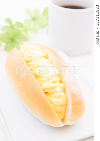おいしいタマゴサンドとホットコーヒーのモーニング おいしいタマゴサンドとホットコーヒーのモーニング 137111923