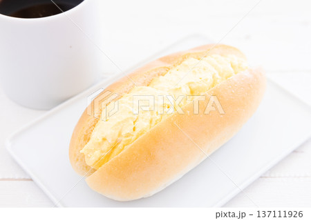おいしいタマゴサンドとホットコーヒーのモーニング 137111926