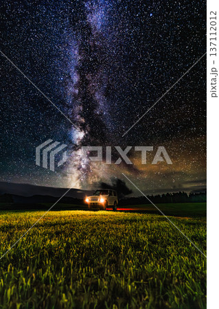 天の川とオフロード車のシルエット 夜空に広がる銀河の絶景 天の川とオフロード車のシルエット 夜空に広がる銀河の絶景 137112012