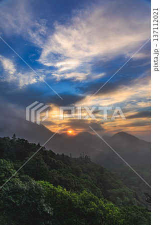 雲が染まる朝、ホロホロ峠の絶景サンライズ風景 雲が染まる朝、ホロホロ峠の絶景サンライズ風景 137112021