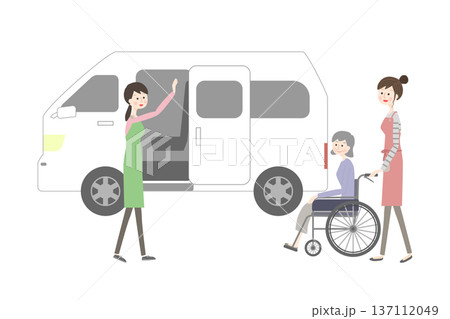 車いすに乗るシニア女性と福祉車両 137112049