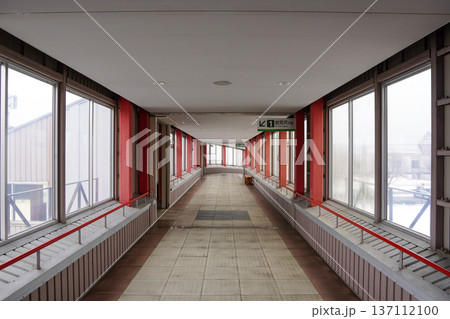 由仁駅の自由連絡通路（跨線橋） 137112100