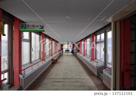 由仁駅の自由連絡通路（跨線橋） 137112101