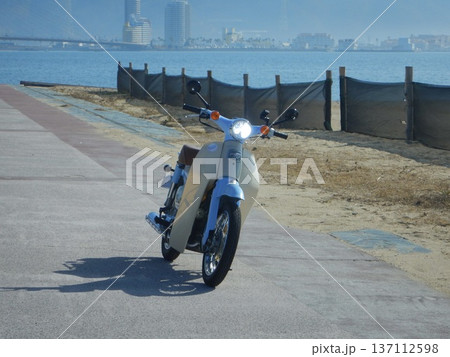 海岸沿いに置かれたスーパーカブ 海岸沿いに置かれたスーパーカブ 137112598
