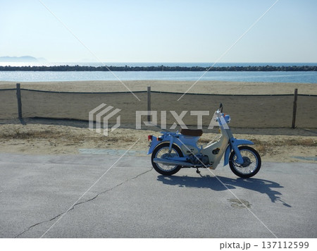 海岸沿いに置かれたスーパーカブ 海岸沿いに置かれたスーパーカブ 137112599