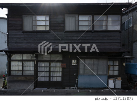 老朽化した二階建て一軒家,日本らしい住宅 137112875