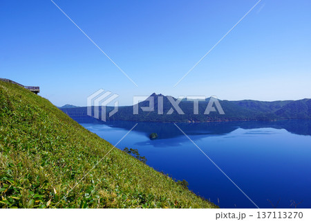 晴れの摩周湖（摩周第三展望台から・2025年9月） 137113270