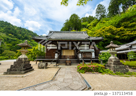 京都 西山 善峯寺の開山堂。新緑の山々に囲まれた静寂な境内の風景 京都 西山 善峯寺の開山堂。新緑の山々に囲まれた静寂な境内の風景 137113458