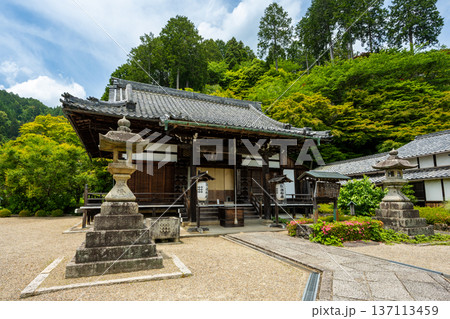 京都 西山 善峯寺の開山堂。新緑の山々に囲まれた静寂な境内の風景 137113459