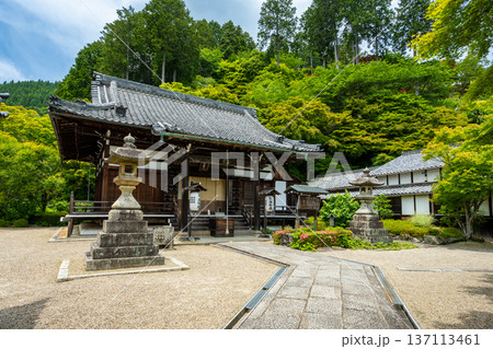 京都 西山 善峯寺の開山堂。新緑の山々に囲まれた静寂な境内の風景 京都 西山 善峯寺の開山堂。新緑の山々に囲まれた静寂な境内の風景 137113461