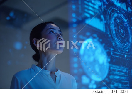 AIデジタルディスプレイを見るビジネス女性　DXイメージ 137113821