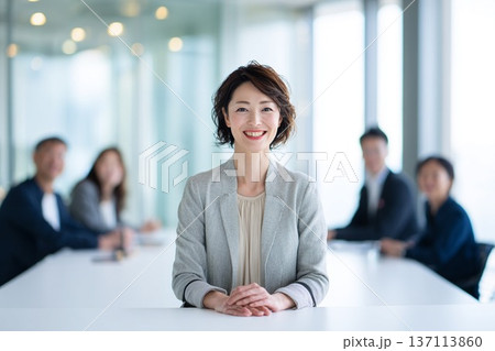 会議をリードするビジネス女性　ミーティング風景 137113860