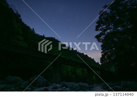鉄橋と夏の夜空・ホタルの舞う風景 137114040