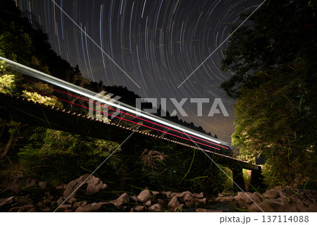 鉄橋と夏の夜空・ホタルの舞う風景 137114088