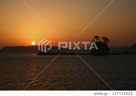 夕焼けの海と島のシルエット コピースペースあり 夕焼けの海と島のシルエット コピースペースあり 137114321