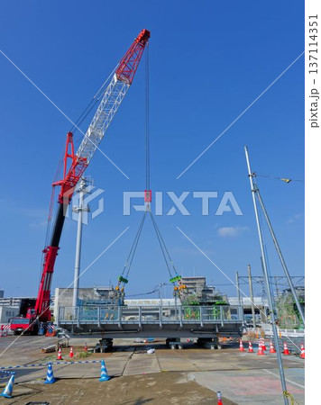鹿児島本線JR貝塚駅新設工事風景(自由通路の吊り上げ準備) 鹿児島本線JR貝塚駅新設工事風景(自由通路の吊り上げ準備) 137114351