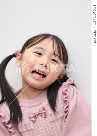 4歳女の子の上半身 (白バック 無背景) 4歳女の子の上半身 (白バック 無背景) 137114611