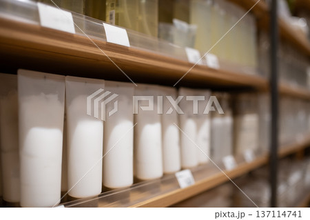 陳列された沢山のスキンケア用品 陳列された沢山のスキンケア用品 137114741