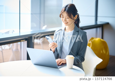 スマートフォンを持つスーツ姿のビジネスウーマン・オフィスカフェ撮影協力:スカパー東京メディアセンター スマートフォンを持つスーツ姿のビジネスウーマン・オフィスカフェ撮影協力:スカパー東京メディアセンター 137114766