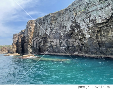 遊覧船から見た壱岐島の絶壁 遊覧船から見た壱岐島の絶壁 137114970