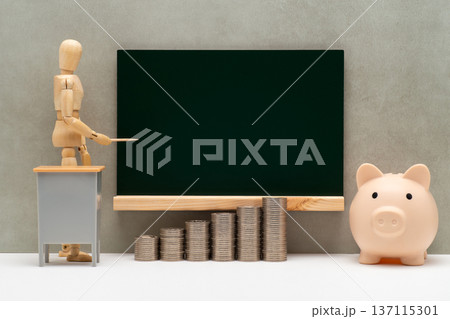 無地の黒板と豚の貯金箱と積み上げたコインとデッサン人形 137115301
