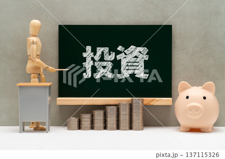 黒板に書かれた投資について説明するデッサン人形 137115326