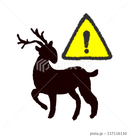 立ち止まる鹿のシルエット 三角注意標識 交通安全イメージ 137116130