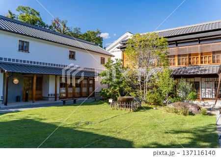 滔々民藝館南　みんげい広場と奥の宿、中の宿　倉敷美観地区観光（長く医院としていた建物を宿に再生） 137116140