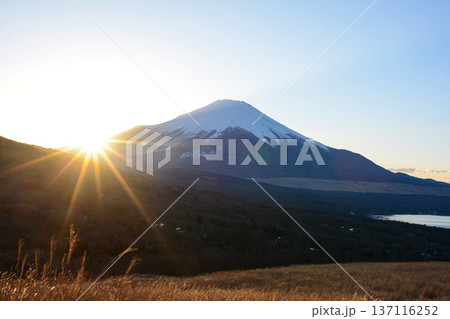 青空と富士山 日本の象徴的な風景 青空と富士山 日本の象徴的な風景 137116252