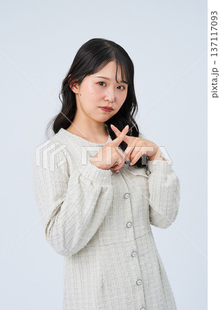 手でNGサインを作る若い女性 手でNGサインを作る若い女性 137117093