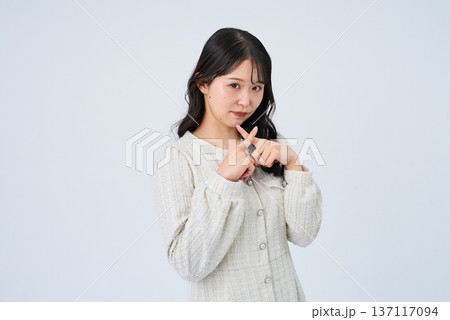 手でNGサインを作る若い女性 手でNGサインを作る若い女性 137117094