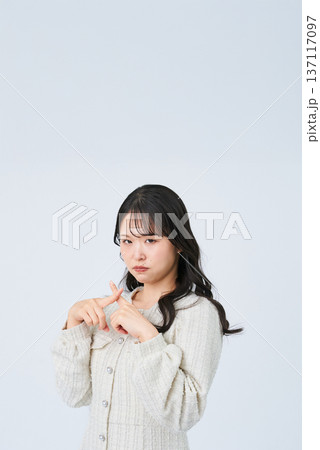 手でNGサインを作る若い女性 手でNGサインを作る若い女性 137117097