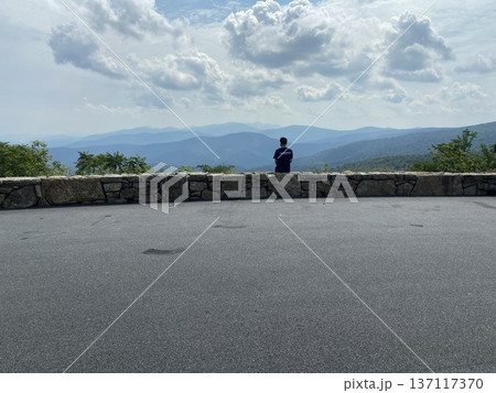 ブルーリッジ山脈・スカイラインドライブの展望台で景色を眺める人物(バージニア州) ブルーリッジ山脈・スカイラインドライブの展望台で景色を眺める人物(バージニア州) 137117370
